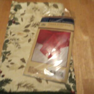 1130E Christmas Tablecloth 50x50 and Tablecloth Protector, 70x70